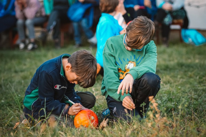 Drumeție în familie la Slimnic și decorare de dovleci de Halloween