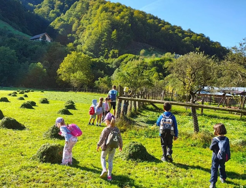 Duminica în familie în Țara Colibelor - Drumeție, joacă, picnic